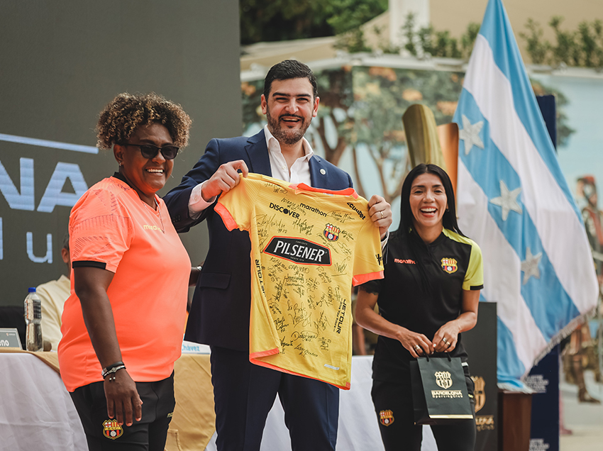 Alcalde condecora campeonas del fútbol