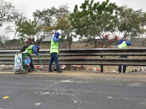 En cinco kilómetros, Urvaseo recogió 120 sacos de basura