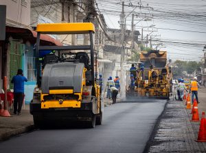 Alcalde Aquiles Alvarez supervisa obras en el Guasmo que beneficiarán a 230.000 habitantes