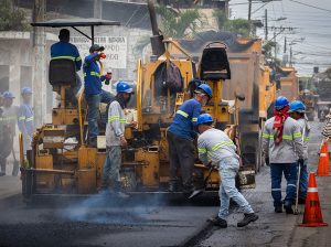 Alcalde Aquiles Alvarez supervisa obras en el Guasmo que beneficiarán a 230.000 habitantes