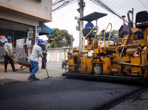 Alcalde Aquiles Alvarez supervisa obras en el Guasmo que beneficiarán a 230.000 habitantes