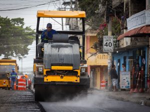 Alcalde Aquiles Alvarez supervisa obras en el Guasmo que beneficiarán a 230.000 habitantes