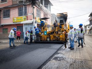 Alcalde Aquiles Alvarez supervisa obras en el Guasmo que beneficiarán a 230.000 habitantes