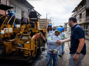 Alcalde Aquiles Alvarez supervisa obras en el Guasmo que beneficiarán a 230.000 habitantes