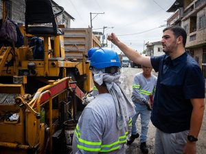 Alcalde Aquiles Alvarez supervisa obras en el Guasmo que beneficiarán a 230.000 habitantes