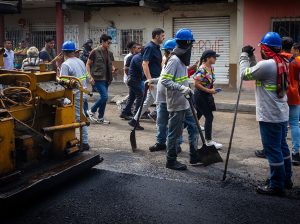 Alcalde Aquiles Alvarez supervisa obras en el Guasmo que beneficiarán a 230.000 habitantes