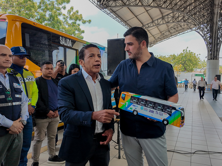 Alcalde de Guayaquil inspecciona nuevos buses de la Metrovía