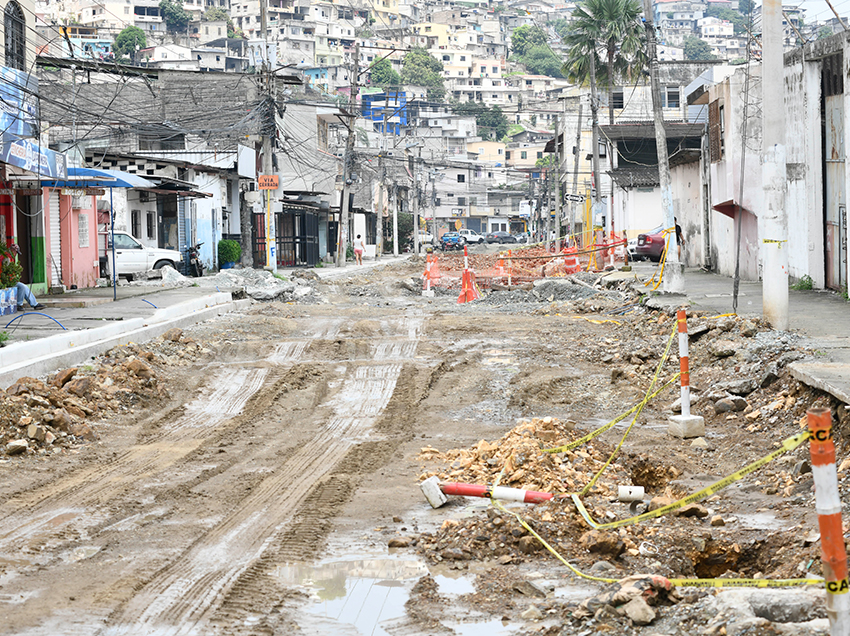 En avenida Primera de Mapasingue Este se retiró el hormigón dañado y se avanza con bordillos y veredas