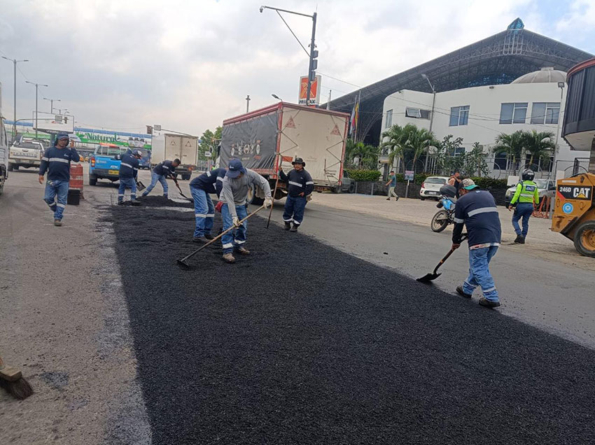 En la Av. Benjamín Rosales se realizan trabajos de bacheo