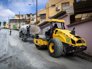 Municipio asfalta calle en Mirador del Norte afectada por las lluvias