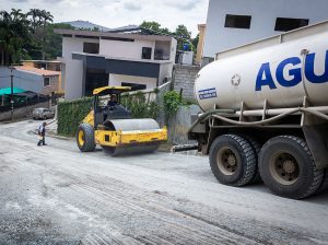 Municipio asfalta calle en Mirador del Norte afectada por las lluvias