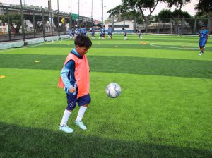 400 niños volvieron a entrenar en el Parque Lineal de la Av. Barcelona luego de que se reemplazó el césped sintético