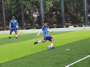 400 niños volvieron a entrenar en el Parque Lineal de la Av. Barcelona luego de que se reemplazó el césped sintético