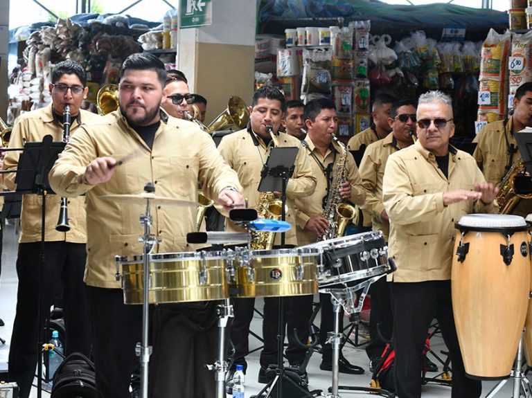 La Banda Municipal llenó de música y alegría los mercados y sitios turísticos de Guayaquil durante el feriado
