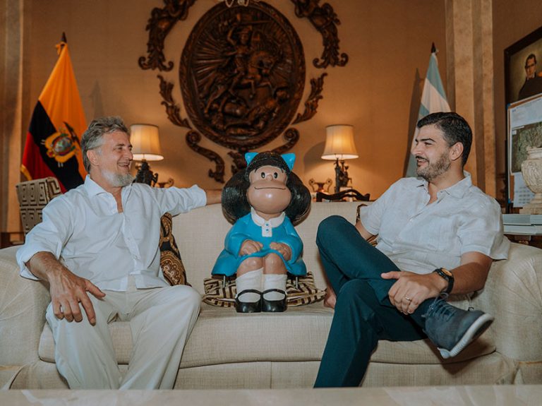 Mafalda visitó el Palacio Municipal y conquistó el corazón del Alcalde