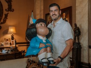 Mafalda visitó el Palacio Municipal y conquistó el corazón del Alcalde
