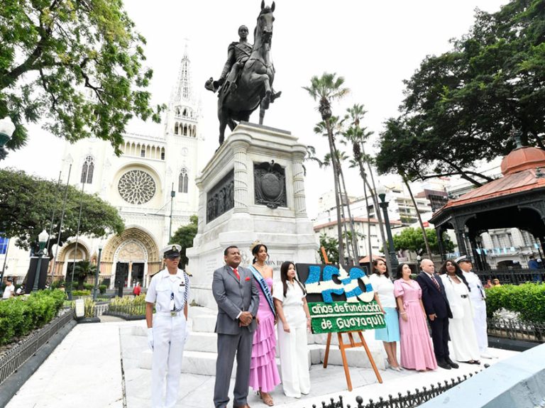 Ofrenda floral y tributo cívico a Bolívar por su natalicio